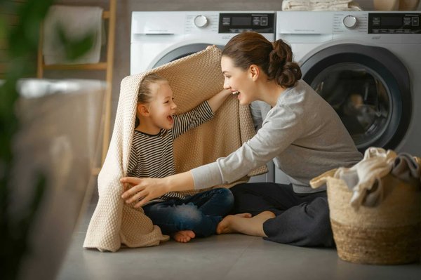 How to design a compact yet functional laundry area in a UK flat without a utility room?
